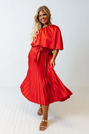 Chic And Exquisite Satin Midi In Red Curves